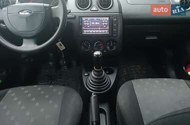 Хэтчбек Ford Fiesta 2004 в 