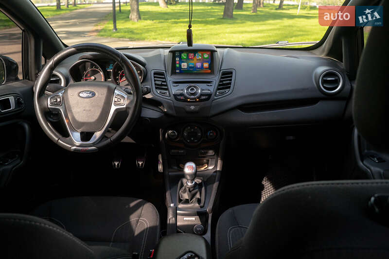 Хетчбек Ford Fiesta 2015 в Івано-Франківську
