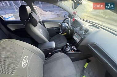 Хэтчбек Ford Fiesta 2006 в 