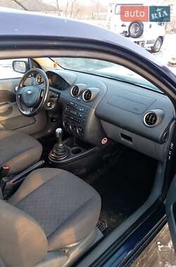 Хэтчбек Ford Fiesta 2003 в Старой Выжевке