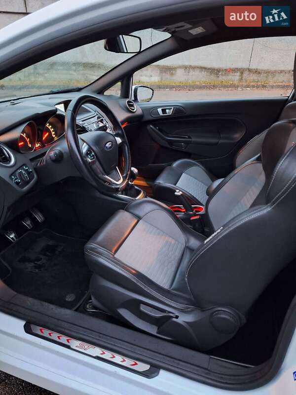 Хэтчбек Ford Fiesta 2016 в Киеве