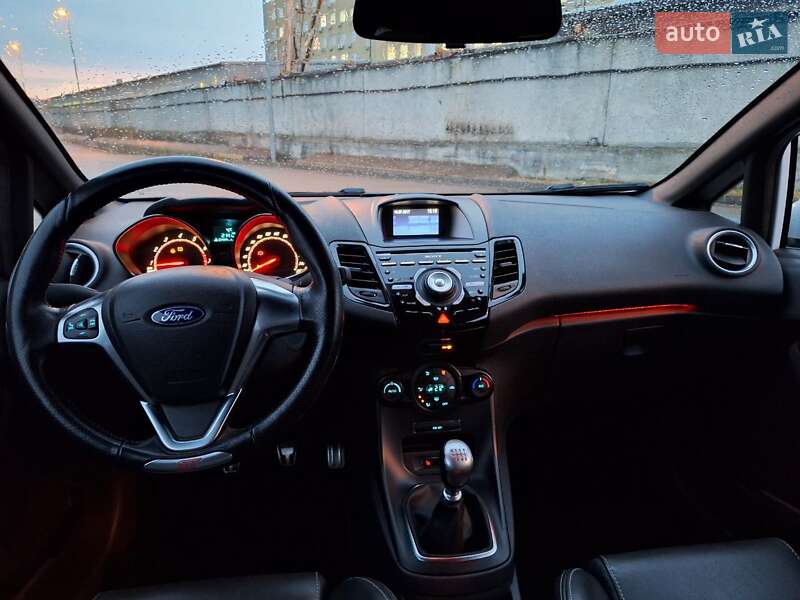 Хэтчбек Ford Fiesta 2016 в Киеве