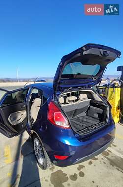 Хэтчбек Ford Fiesta 2016 в 