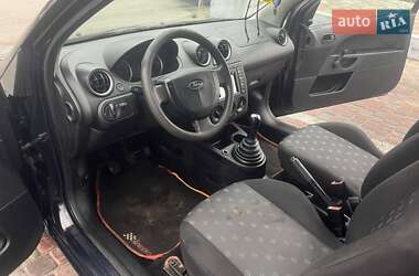 Хэтчбек Ford Fiesta 2004 в 