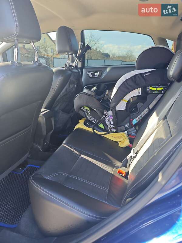 Седан Ford Fiesta 2015 в Львове