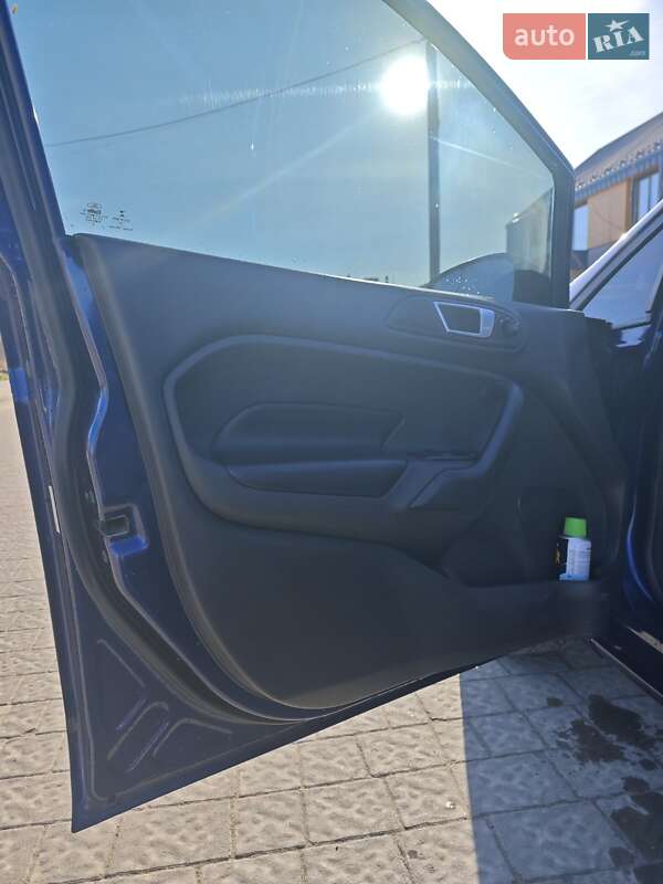 Седан Ford Fiesta 2015 в Львове