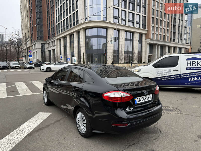 Седан Ford Fiesta 2016 в Киеве