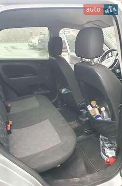 Хетчбек Ford Fiesta 2004 в 