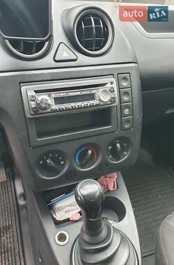 Хетчбек Ford Fiesta 2004 в 