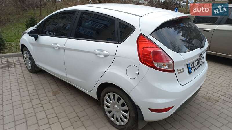 Хетчбек Ford Fiesta 2016 в 