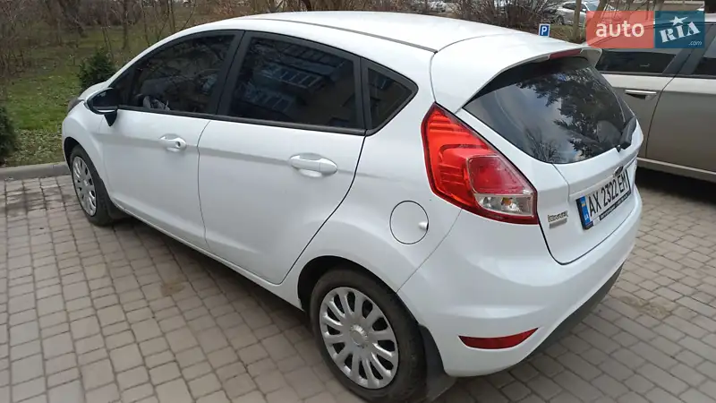 Хетчбек Ford Fiesta 2016 в 