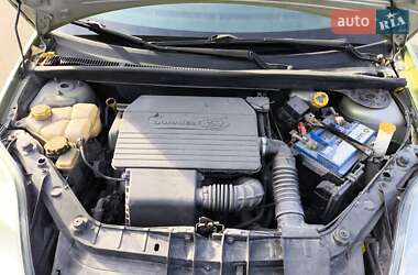 Хэтчбек Ford Fiesta 2005 в 