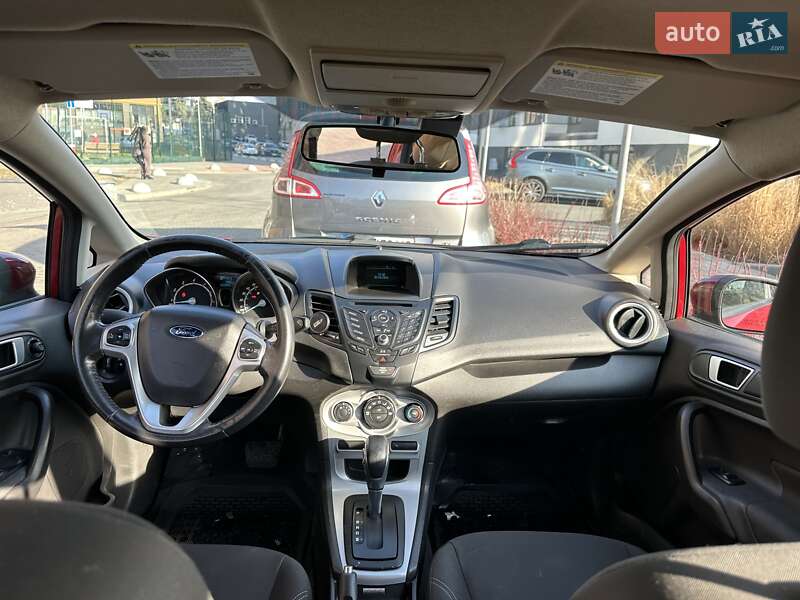 Седан Ford Fiesta 2015 в Львові