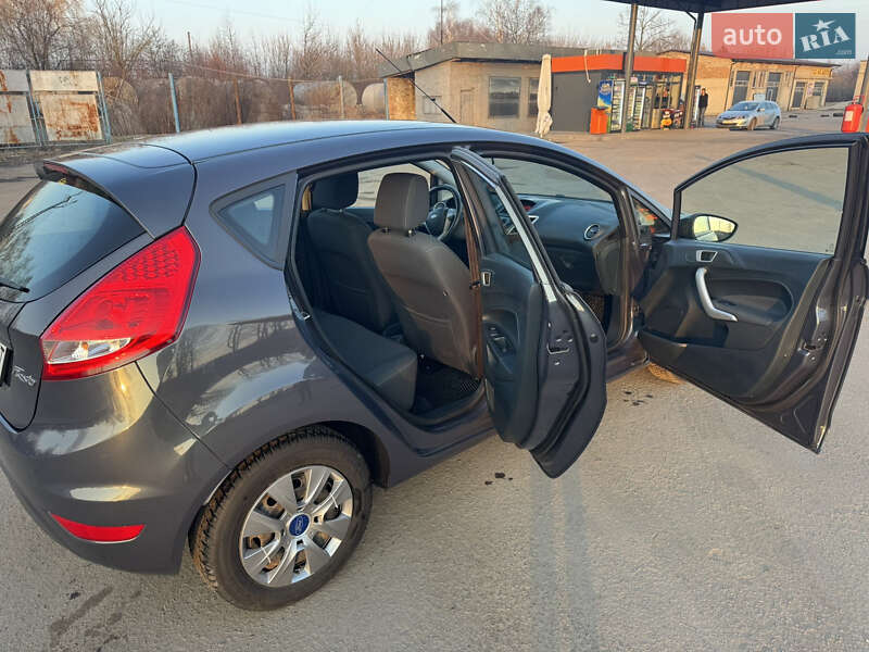 Хэтчбек Ford Fiesta 2011 в Нововолынске