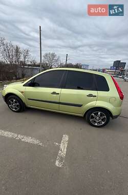 Хэтчбек Ford Fiesta 2005 в 