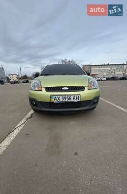 Хэтчбек Ford Fiesta 2005 в 