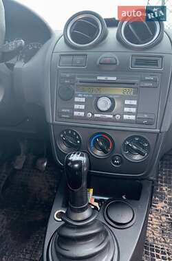 Хэтчбек Ford Fiesta 2005 в 