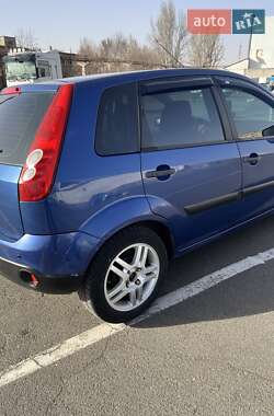Хэтчбек Ford Fiesta 2006 в 