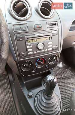 Хэтчбек Ford Fiesta 2006 в 