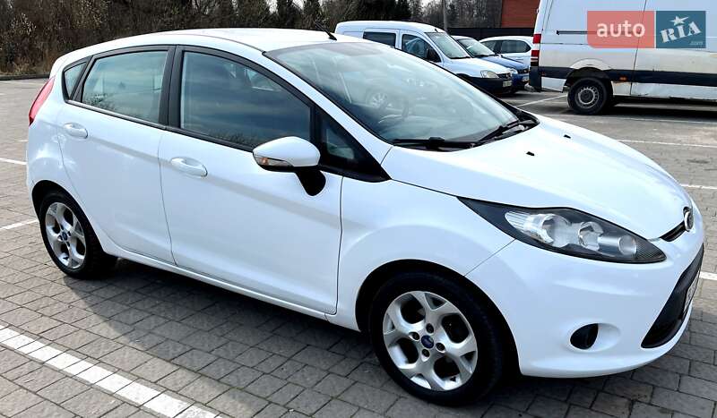 Хэтчбек Ford Fiesta 2011 в 