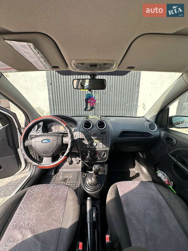 Хетчбек Ford Fiesta 2006 в Золочеві