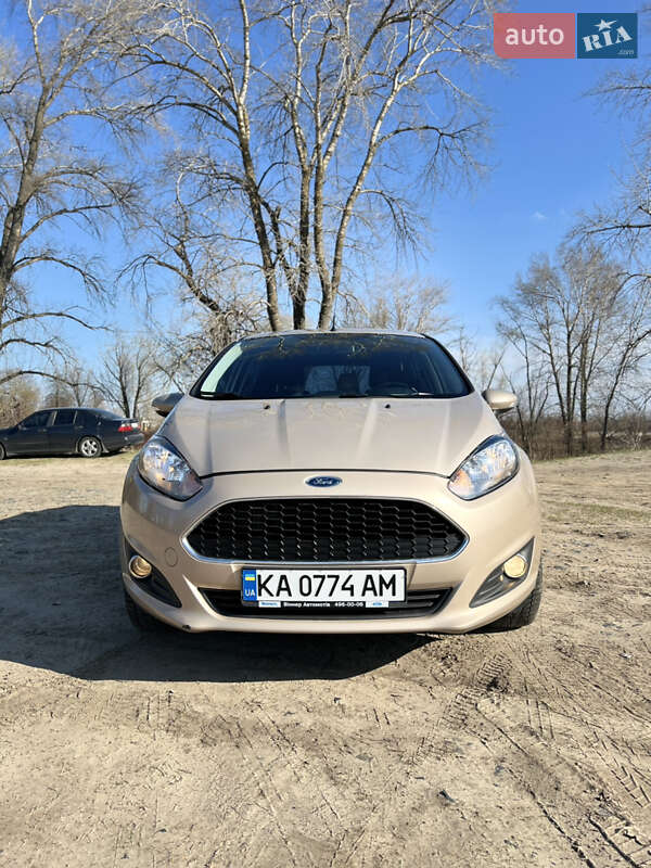 Хэтчбек Ford Fiesta 2016 в 