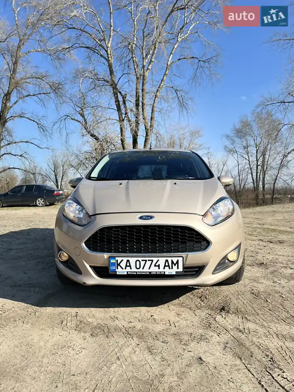 Хэтчбек Ford Fiesta 2016 в 