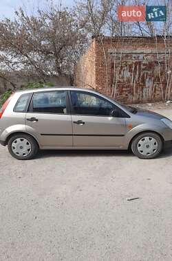 Хэтчбек Ford Fiesta 2002 в 