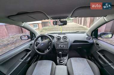 Хэтчбек Ford Fiesta 2006 в 