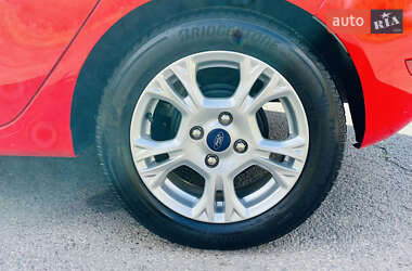 Хэтчбек Ford Fiesta 2015 в 