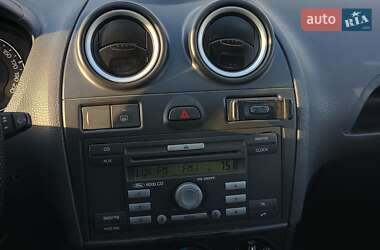 Хэтчбек Ford Fiesta 2006 в 