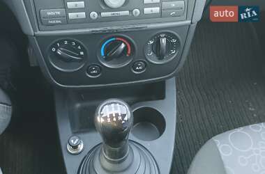 Хэтчбек Ford Fiesta 2006 в 