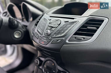 Хетчбек Ford Fiesta 2015 в 