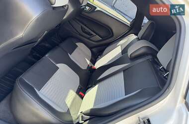 Хетчбек Ford Fiesta 2015 в 