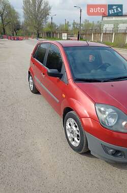 Хэтчбек Ford Fiesta 2006 в 