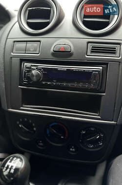 Хэтчбек Ford Fiesta 2007 в 