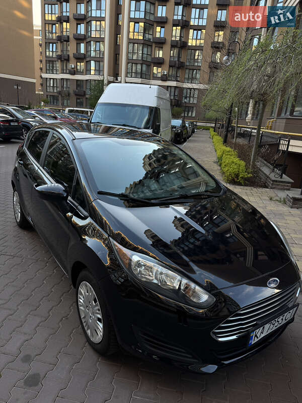 Хэтчбек Ford Fiesta 2016 в 