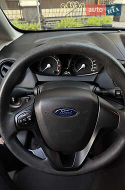 Хэтчбек Ford Fiesta 2016 в 