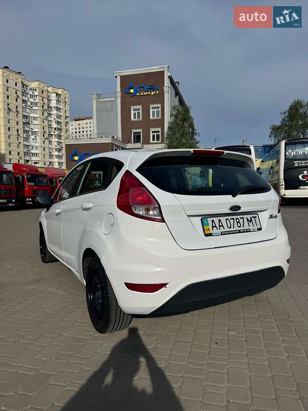 Хэтчбек Ford Fiesta 2015 в Киеве