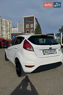 Хетчбек Ford Fiesta 2015 в 