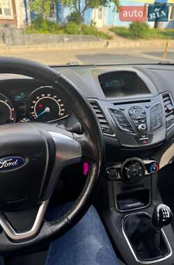 Хетчбек Ford Fiesta 2015 в 