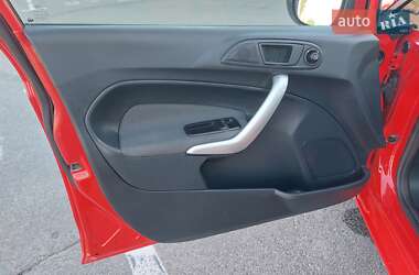 Хэтчбек Ford Fiesta 2012 в 