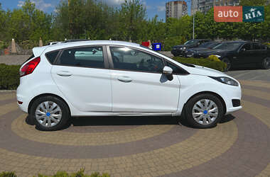 Хетчбек Ford Fiesta 2016 в 