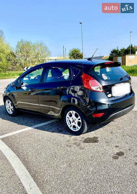 Хэтчбек Ford Fiesta 2015 в Киеве