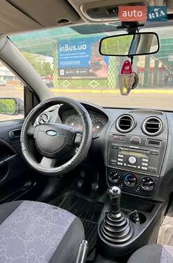 Хэтчбек Ford Fiesta 2006 в 