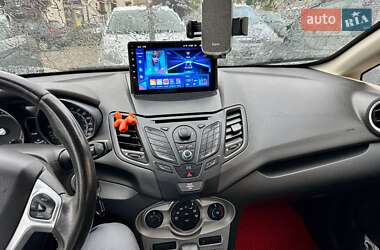 Хэтчбек Ford Fiesta 2015 в 