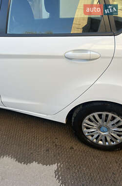 Хэтчбек Ford Fiesta 2012 в 