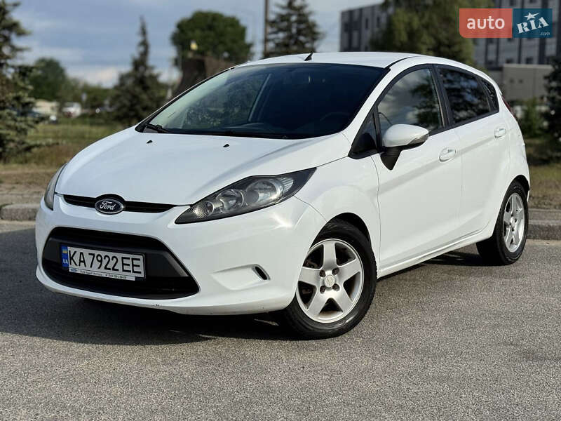 Хэтчбек Ford Fiesta 2012 в 