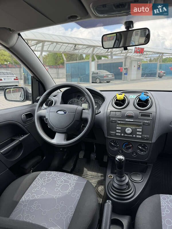 Хэтчбек Ford Fiesta 2005 в Ровно