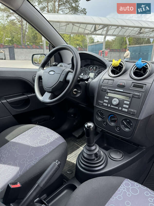Хэтчбек Ford Fiesta 2005 в Ровно